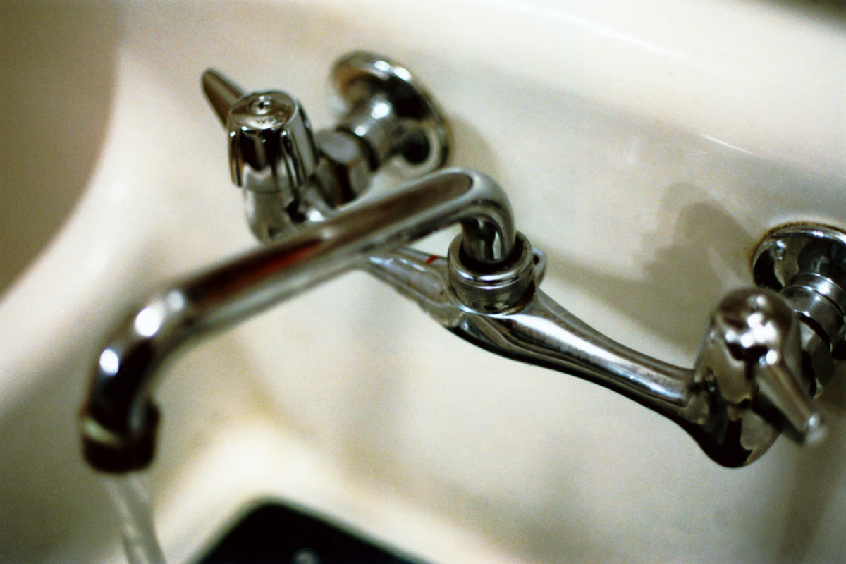Течет гусак смесителя в ванной: как починить самостоятельно на кухне ... Гусак