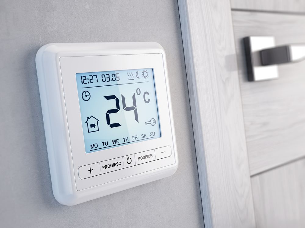 Komnatnyj-termostat-kotla-v-interere-doma.jpg