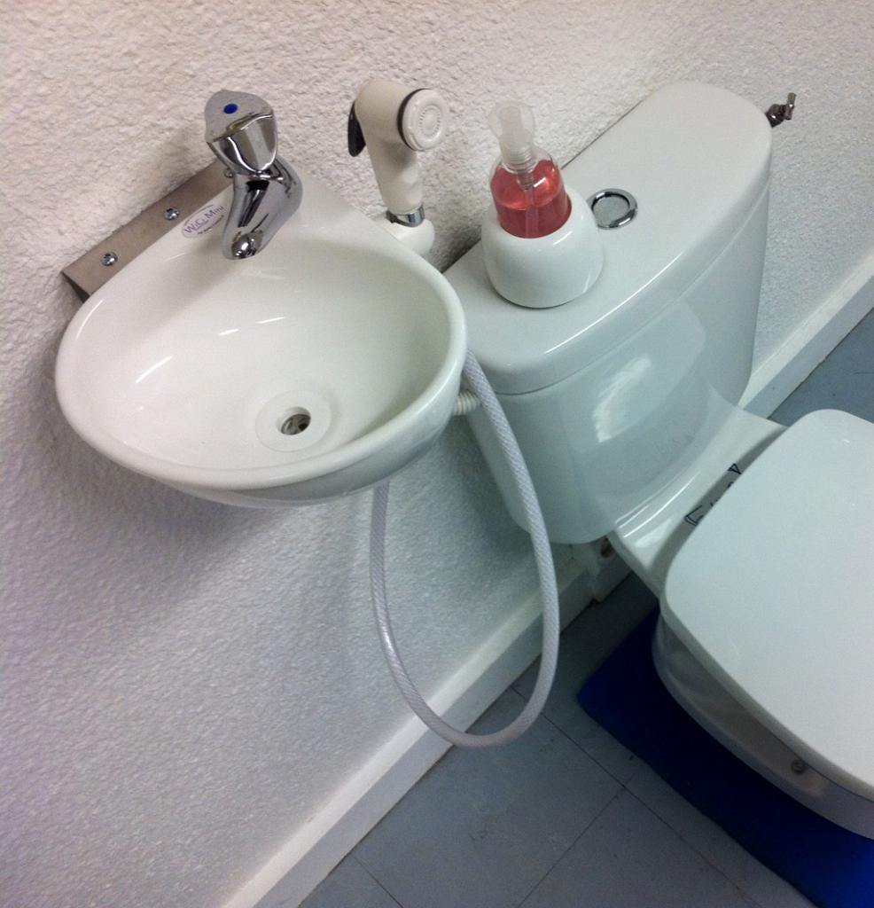 Туалет с раковиной и гигиеническим душем