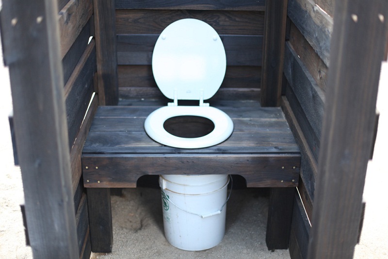Tualet-bez-kanalizatsii-tualet-vedro-dlya-dachi.jpg