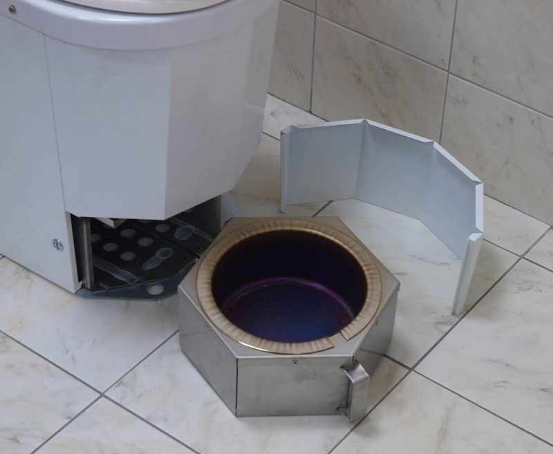 Tualet-bez-kanalizatsii-szhigayushhij-tualet-dlya-dachi.jpg
