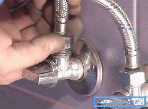 Вентиля позволят оперативно перекрыть воду при проблемах с шлангами.